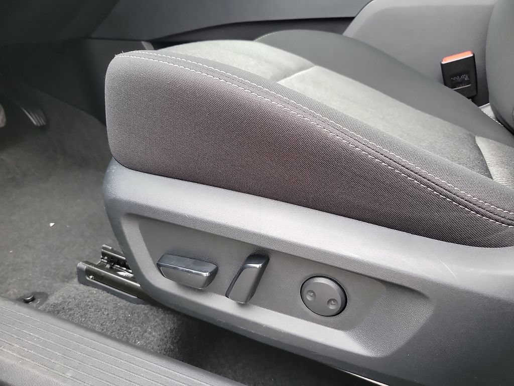 Used 2025 Nissan Rogue SV AWD/4WD image 12