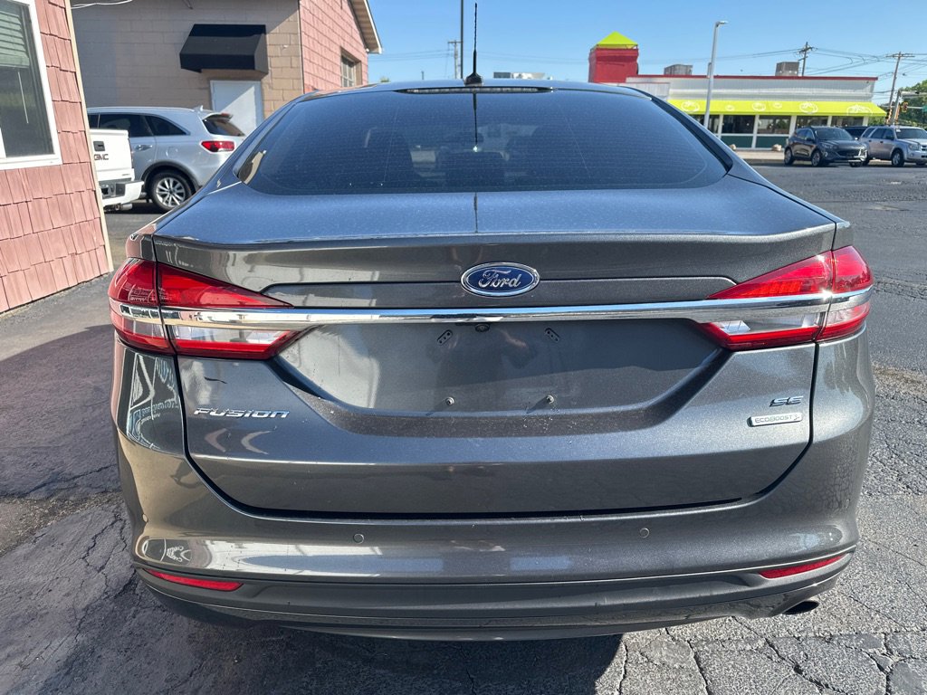 Used 2018 Ford Fusion SE w/ Fusion SE Technology Package FWD image 4