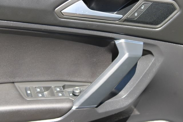 Used 2020 Volkswagen Tiguan SE R-Line FWD image 10