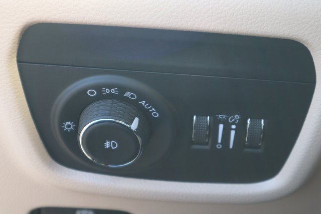 New 2025 Jeep Grand Cherokee Limited w/ Trailer Tow Package image 9