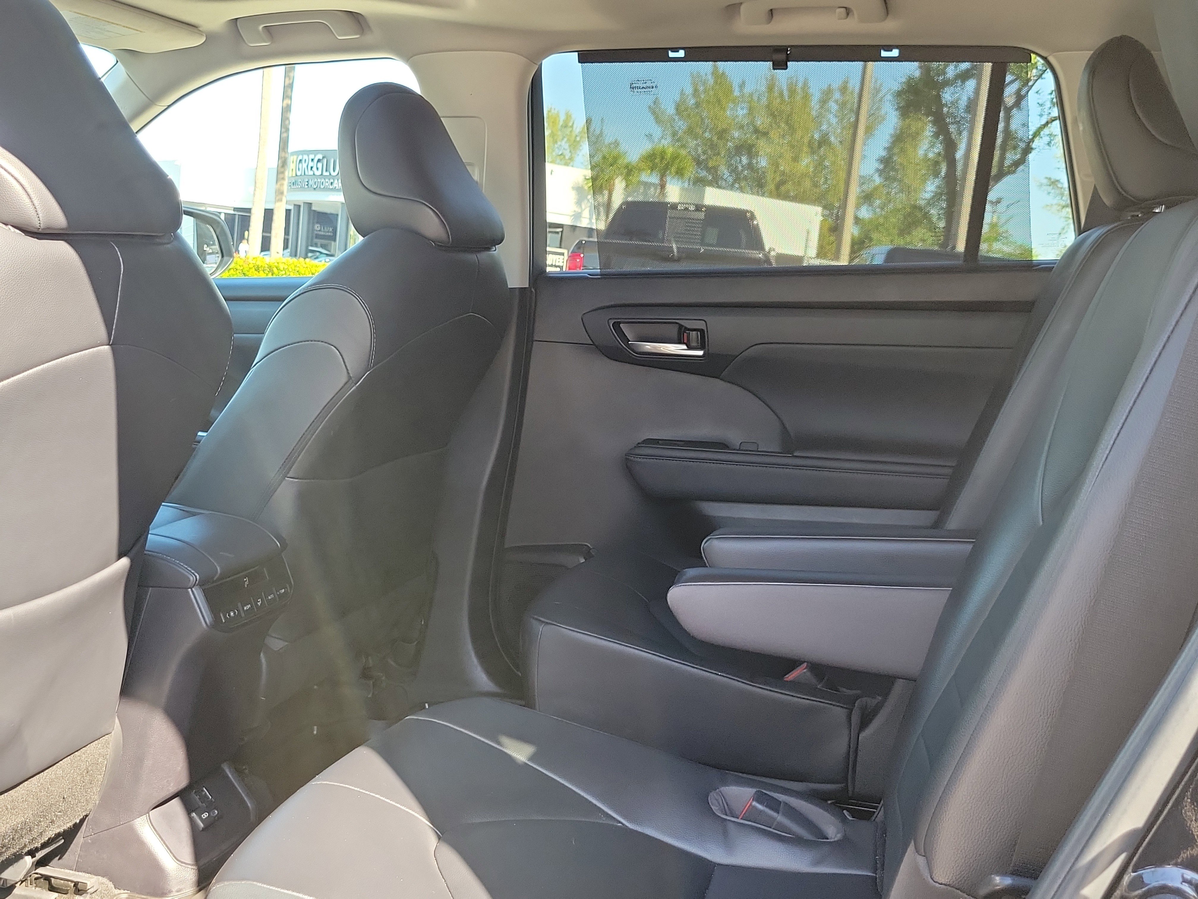 Used 2023 Toyota Highlander XLE FWD image 14