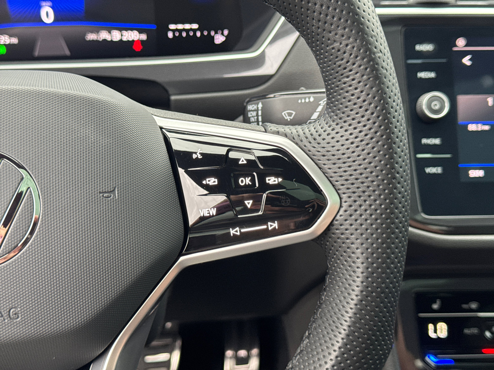 Used 2024 Volkswagen Tiguan SE R-Line image 26