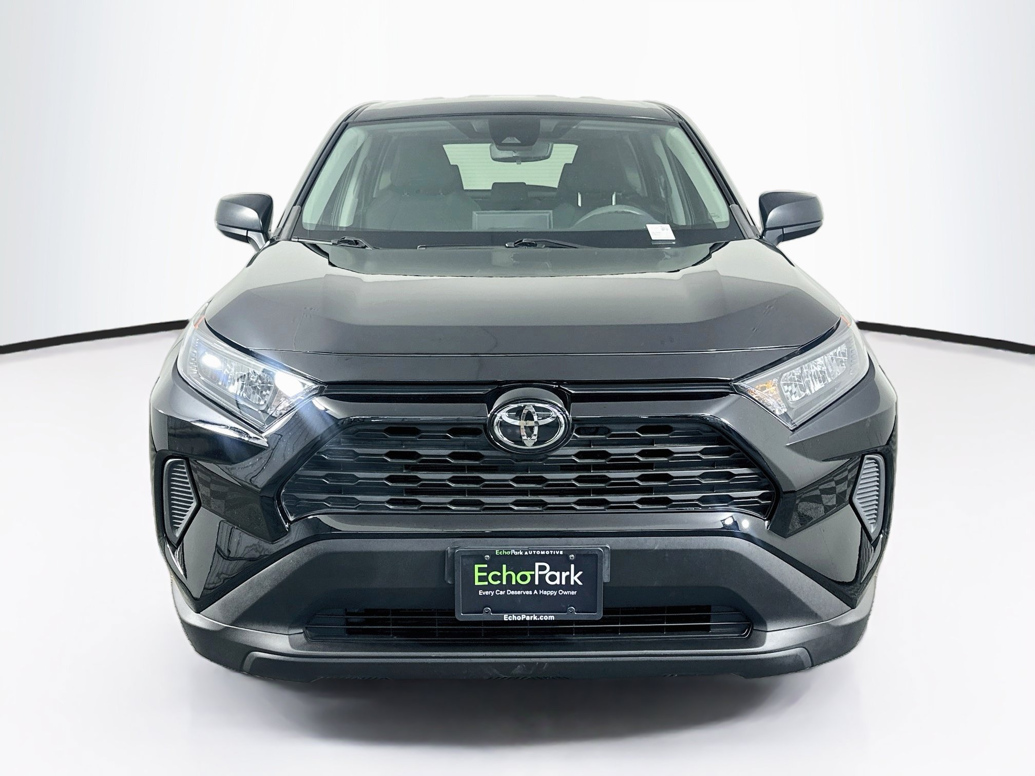 Used 2022 Toyota RAV4 LE FWD image 2