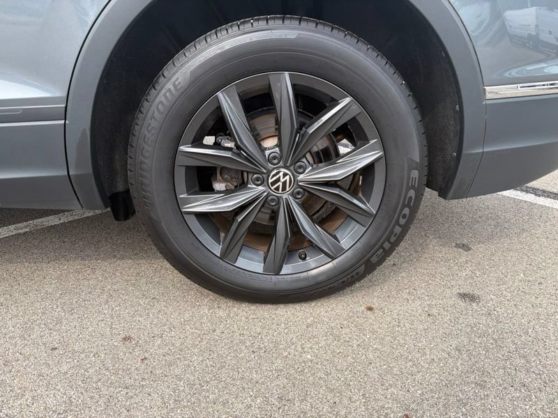 Used 2024 Volkswagen Tiguan SE AWD/4WD image 40