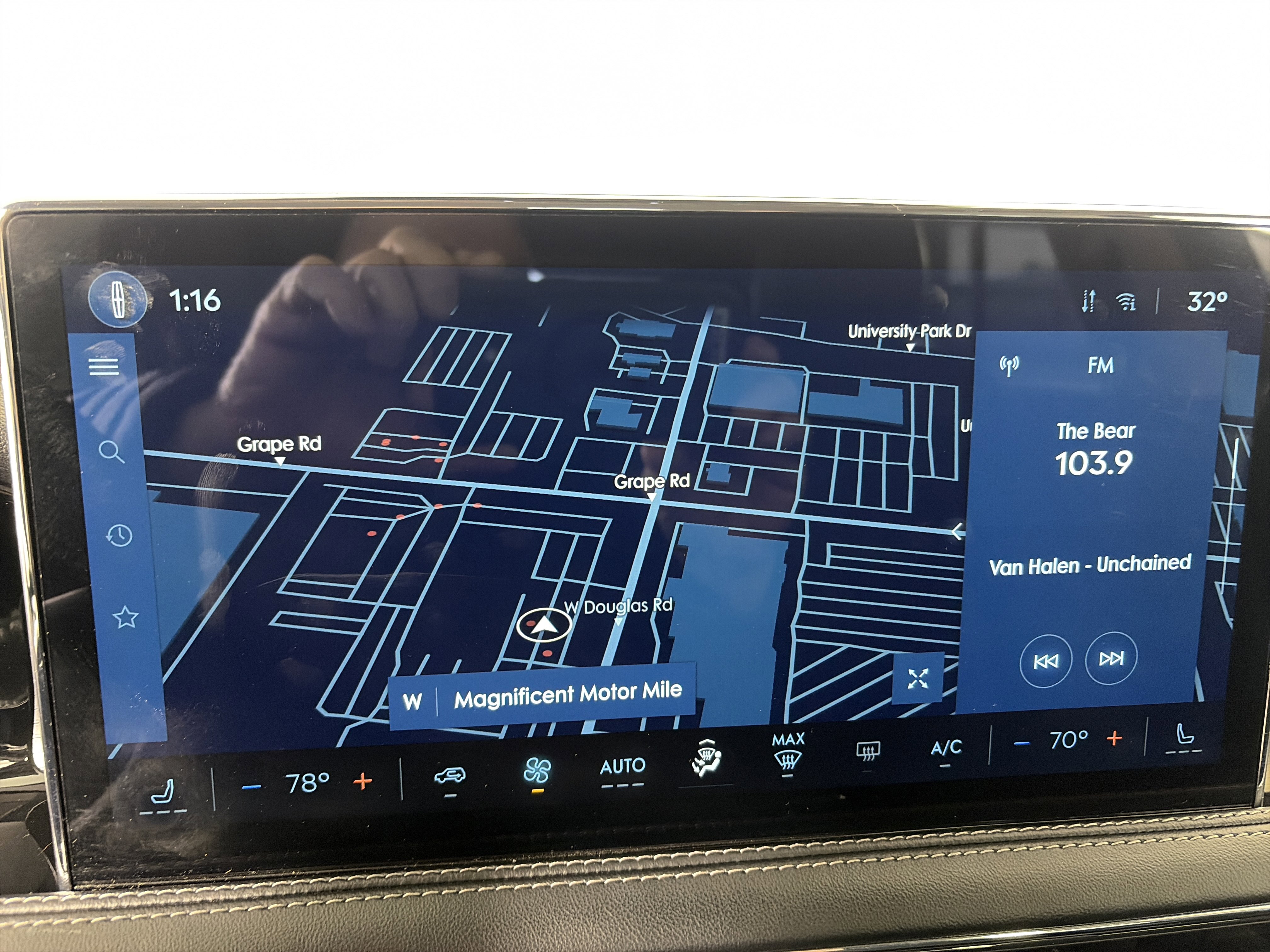 Used 2025 Lincoln Corsair AWD image 19