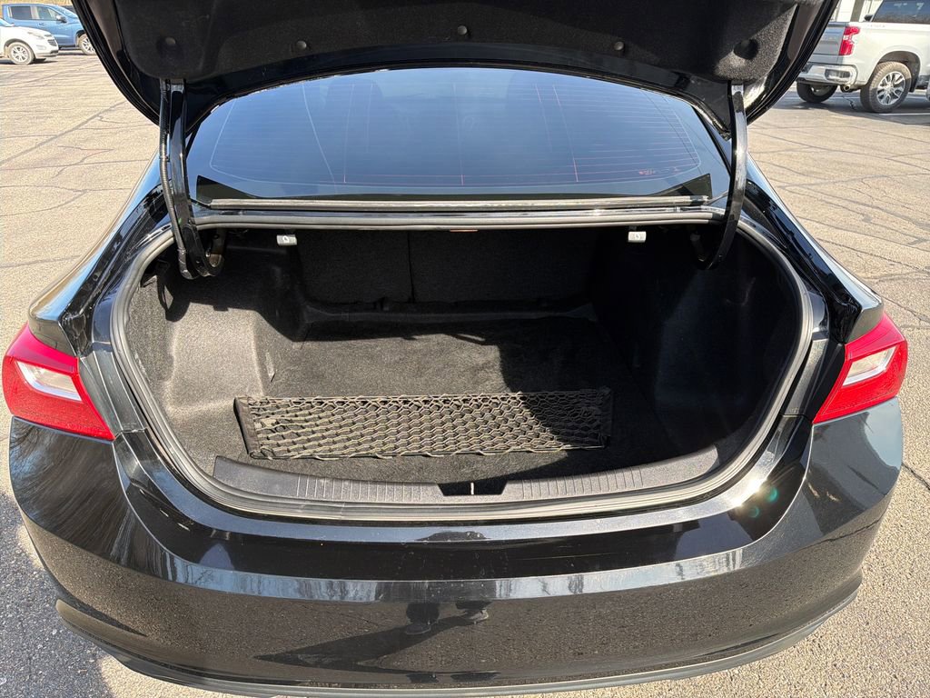 Used 2017 Chevrolet Malibu LT image 33