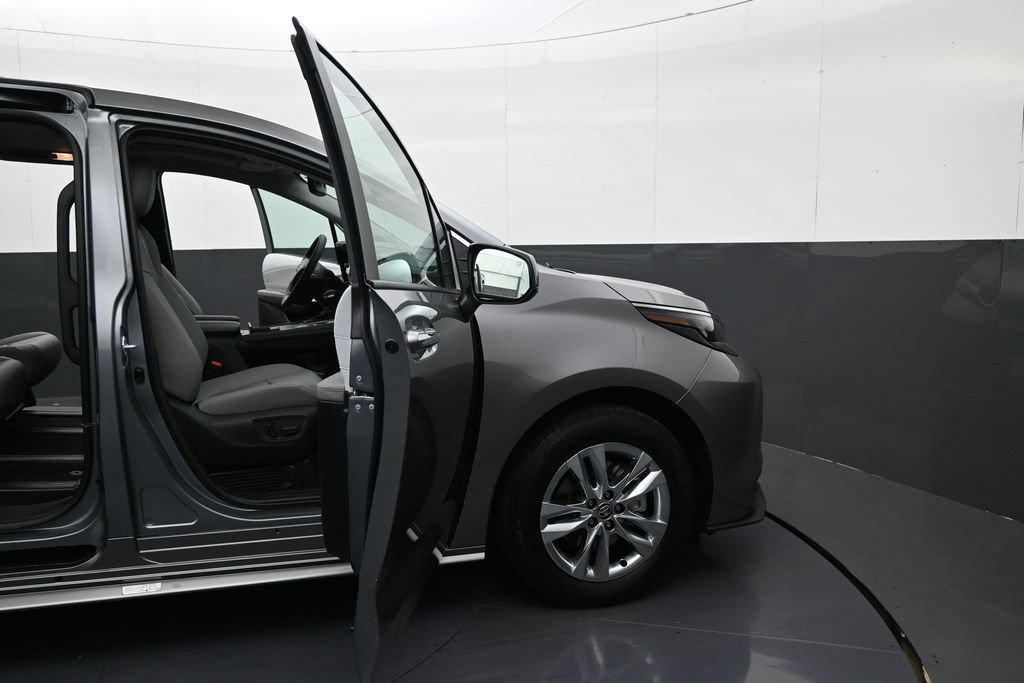 Used 2026 Toyota Sienna XLE FWD image 9
