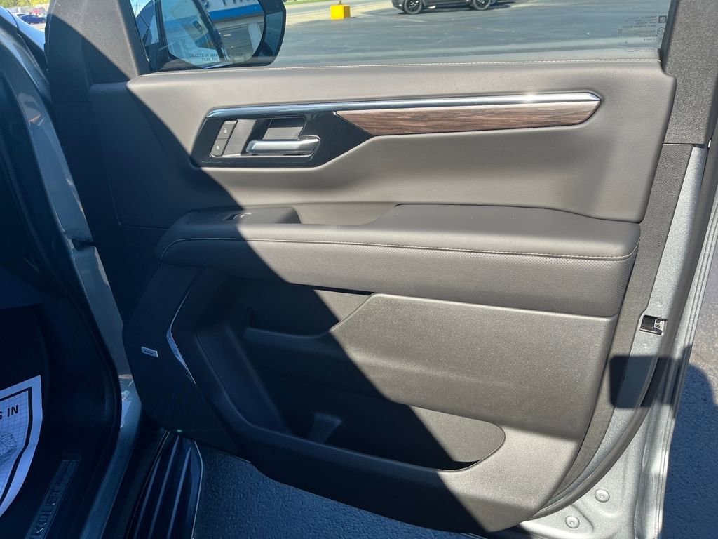 New 2026 Chevrolet Suburban Premier image 32
