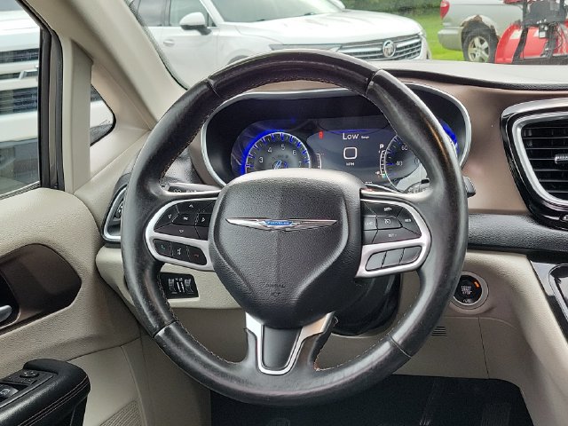 Used 2017 Chrysler Pacifica Touring-L Plus w/ Tire & Wheel Group FWD image 30