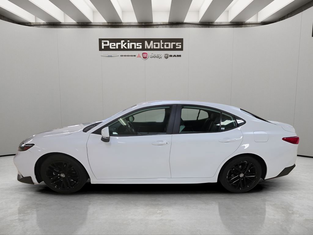 Used 2025 Toyota Camry SE image 2