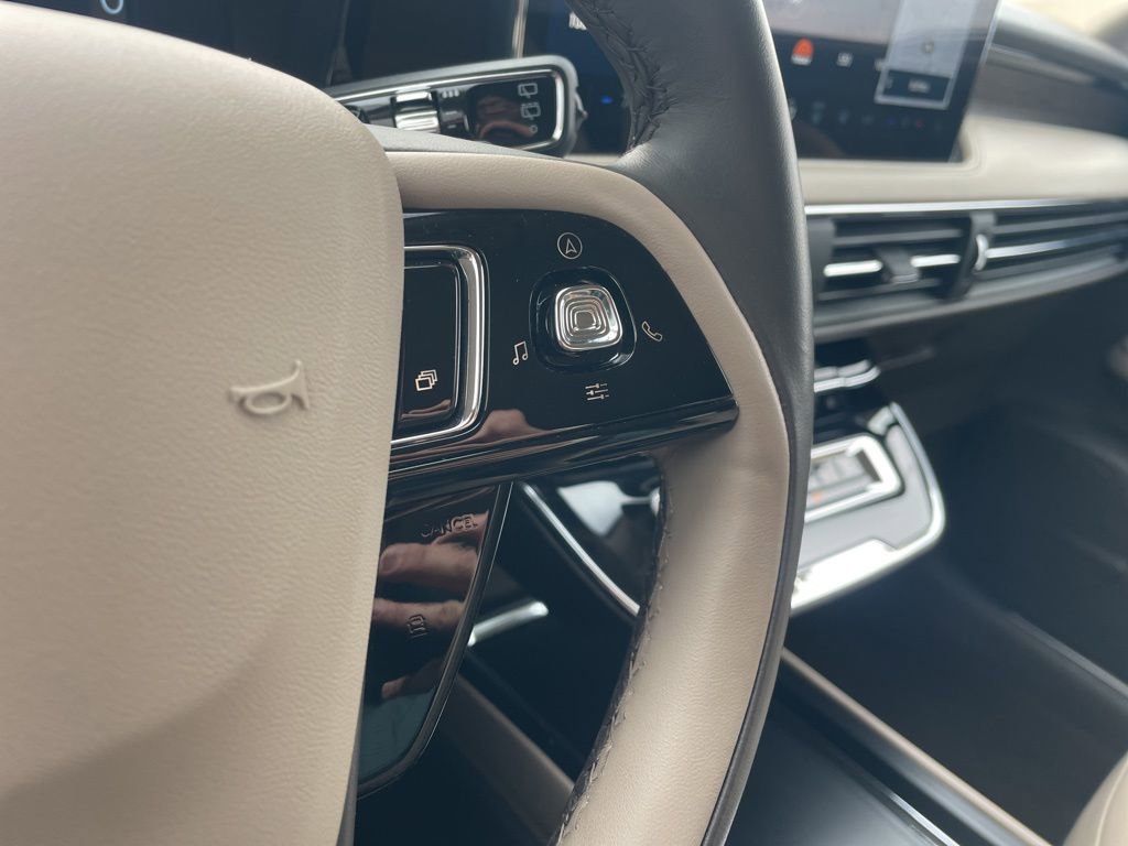 Used 2023 Lincoln Corsair Reserve w/ Rear Removable Package Tray image 38