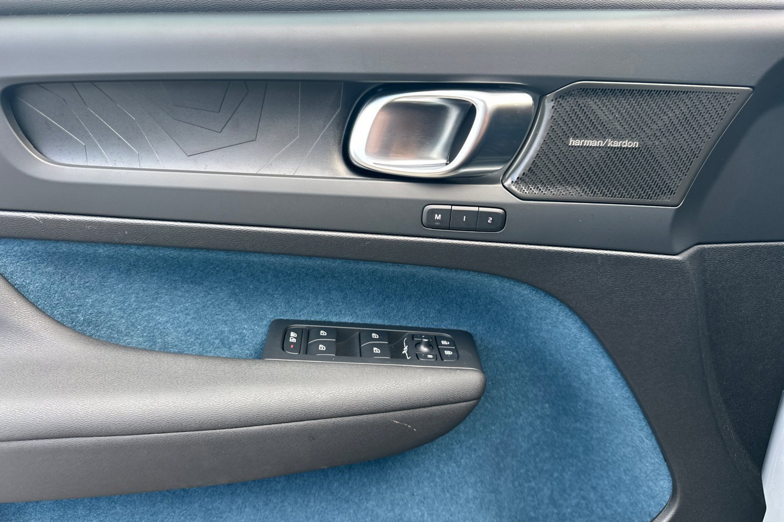 Used 2025 Volvo EX40 Ultra w/ Protection Package Premier image 15