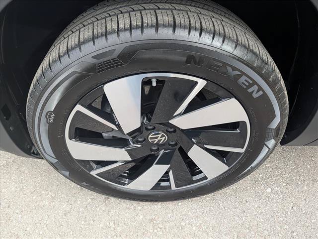 Certified 2024 Volkswagen Atlas Cross Sport SE w/ Panoramic Sunroof Package AWD/4WD image 9
