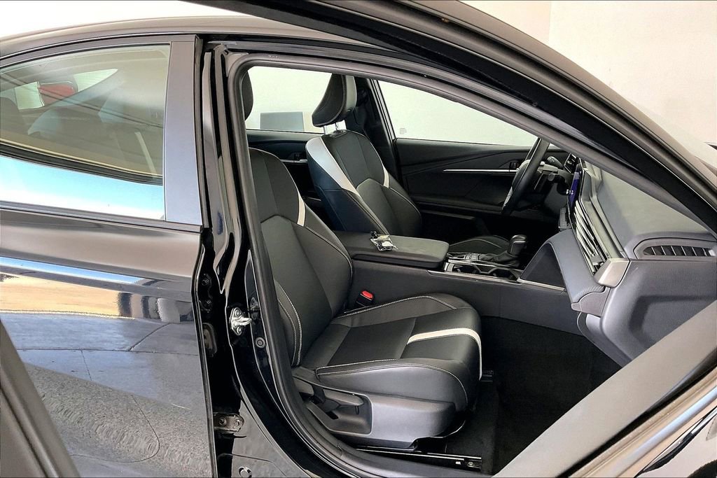 Used 2025 Toyota Camry SE image 11