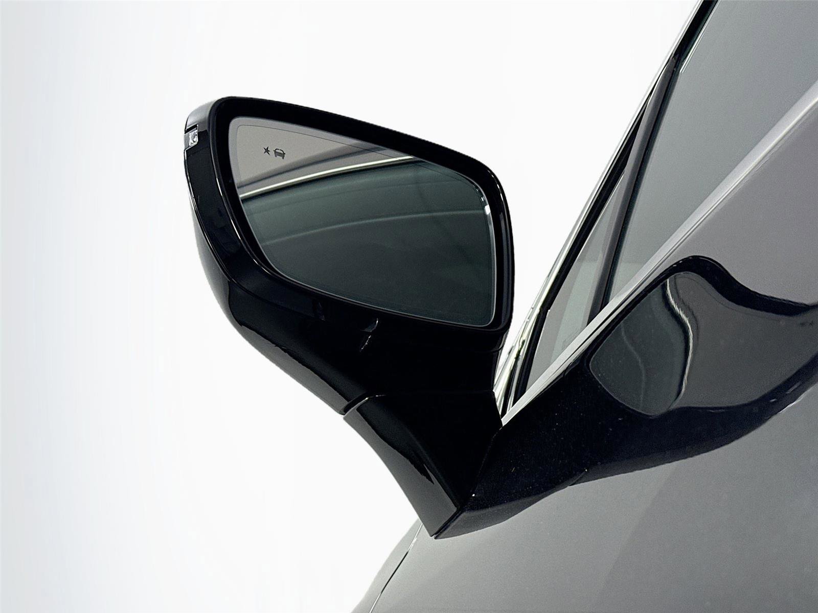 Used 2024 Buick Enclave Essence image 5