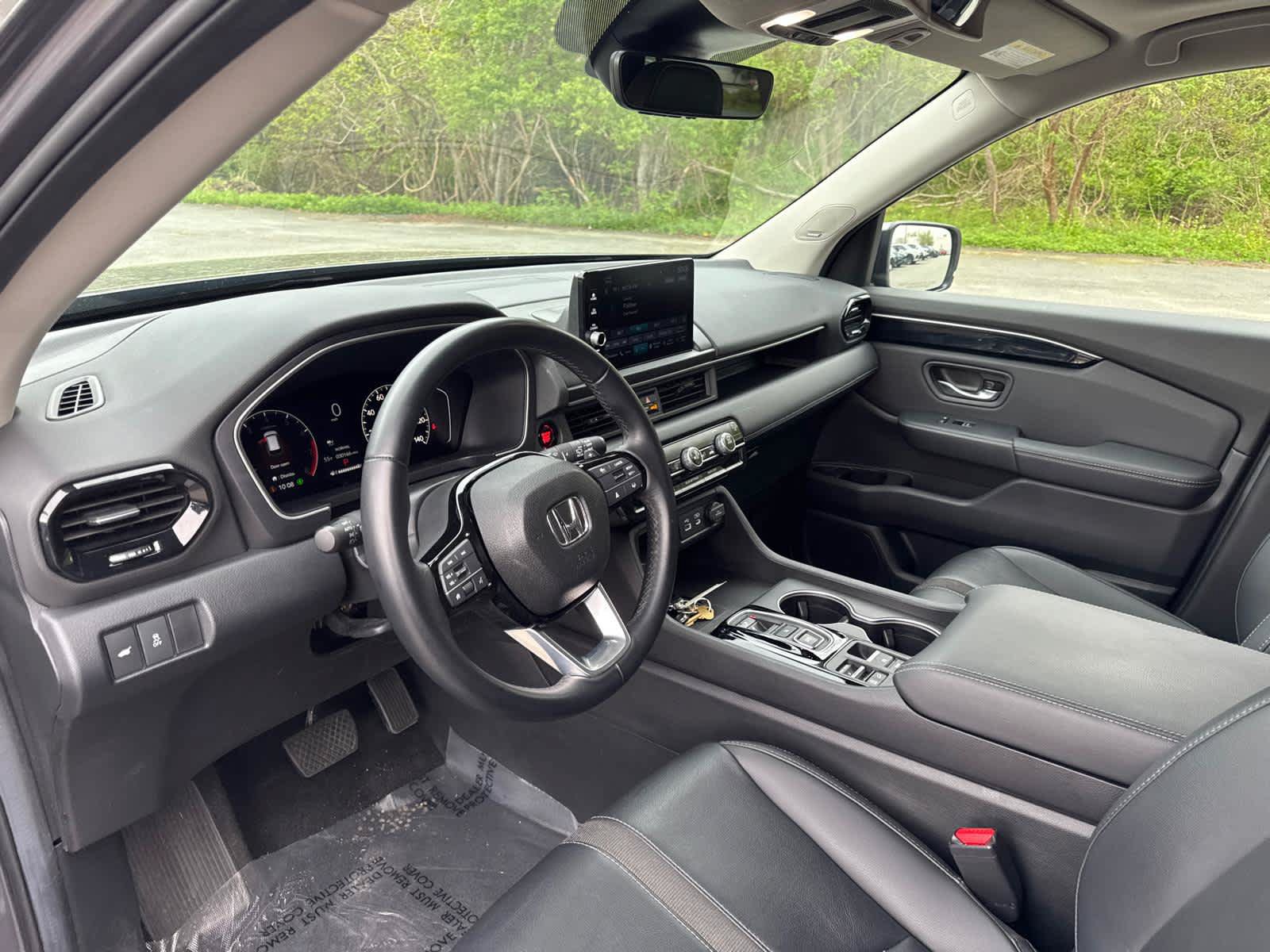Used 2025 Honda Pilot Touring image 13
