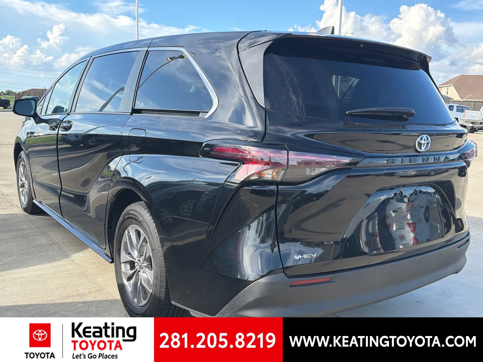 Certified 2025 Toyota Sienna LE FWD image 5