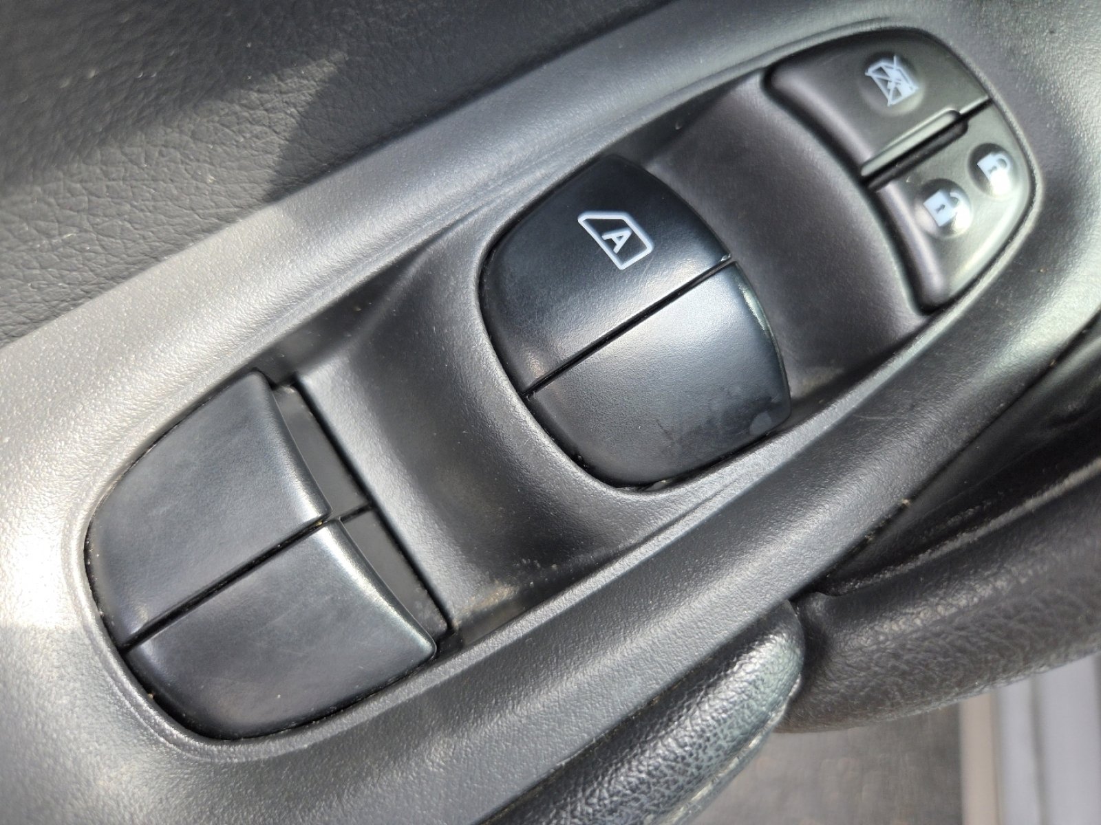 Used 2017 Nissan Rogue SV image 24