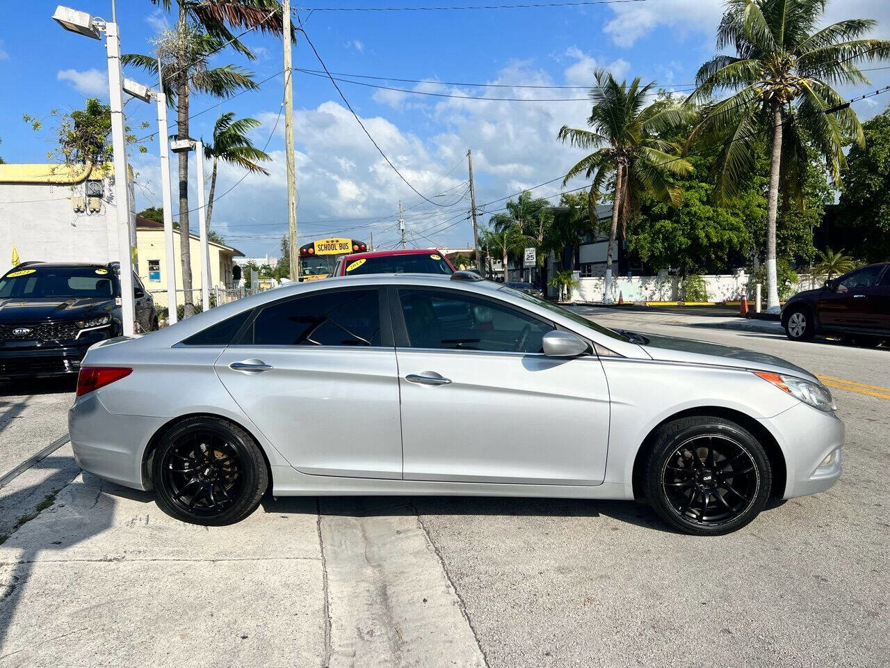 Used 2011 Hyundai Sonata SE w/ Navigation & Sunroof Pkg 4 FWD image 5