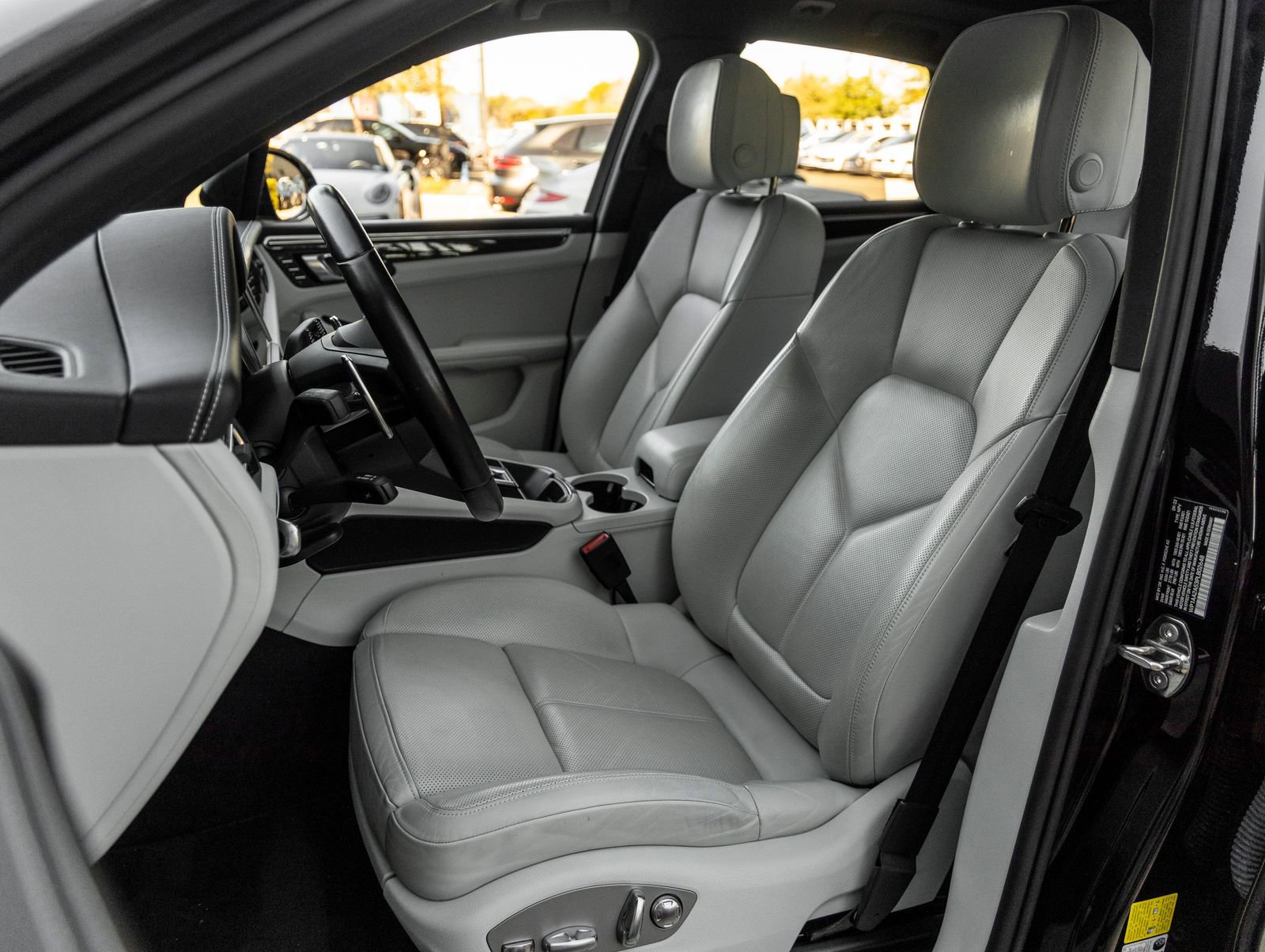 Certified 2023 Porsche Macan image 5