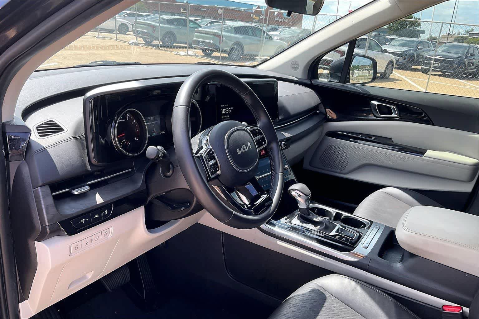 Used 2024 Kia Carnival EX FWD image 2