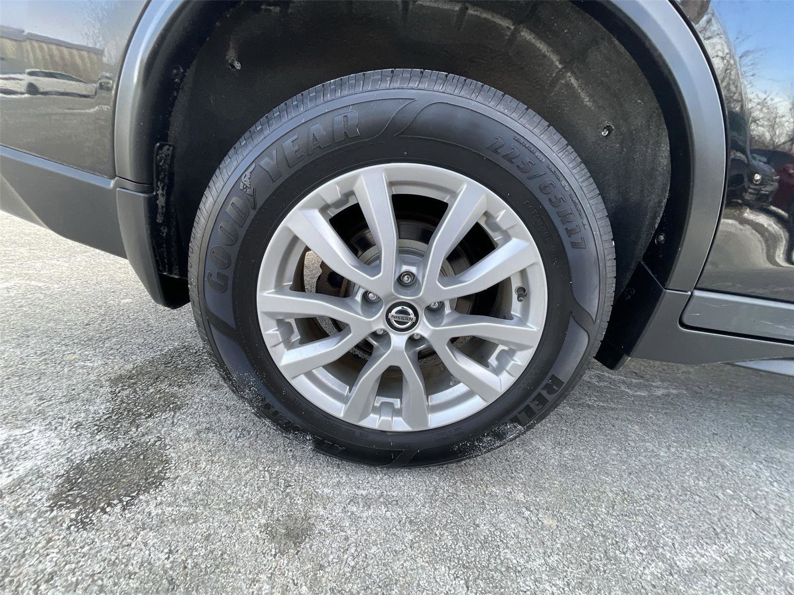 Used 2018 Nissan Rogue SV w/ Premium Package image 24