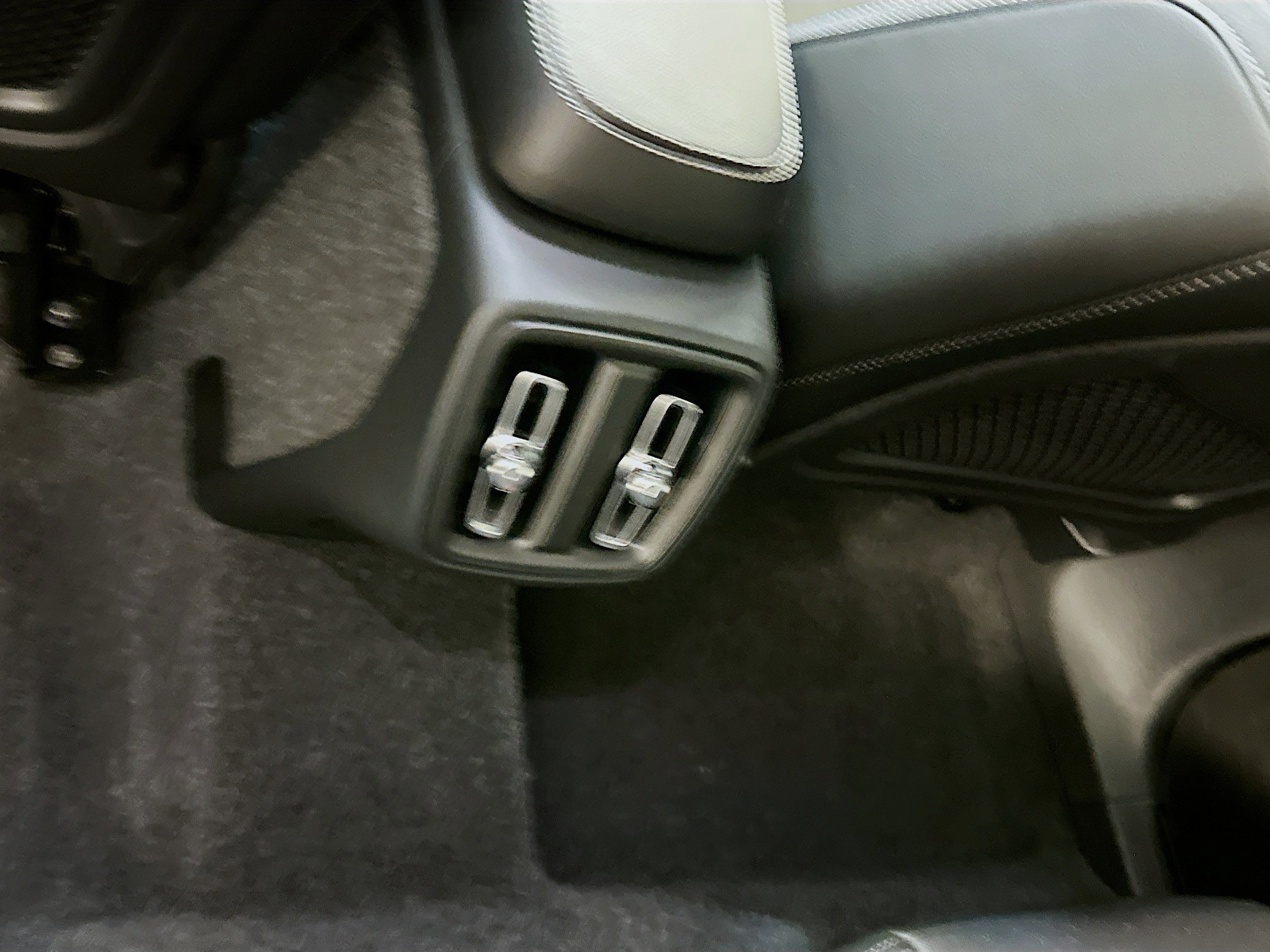 Used 2025 Volvo XC40 B5 Plus image 29