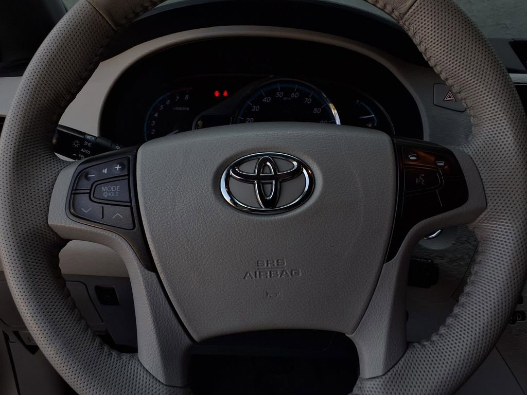 Used 2013 Toyota Sienna XLE FWD image 10