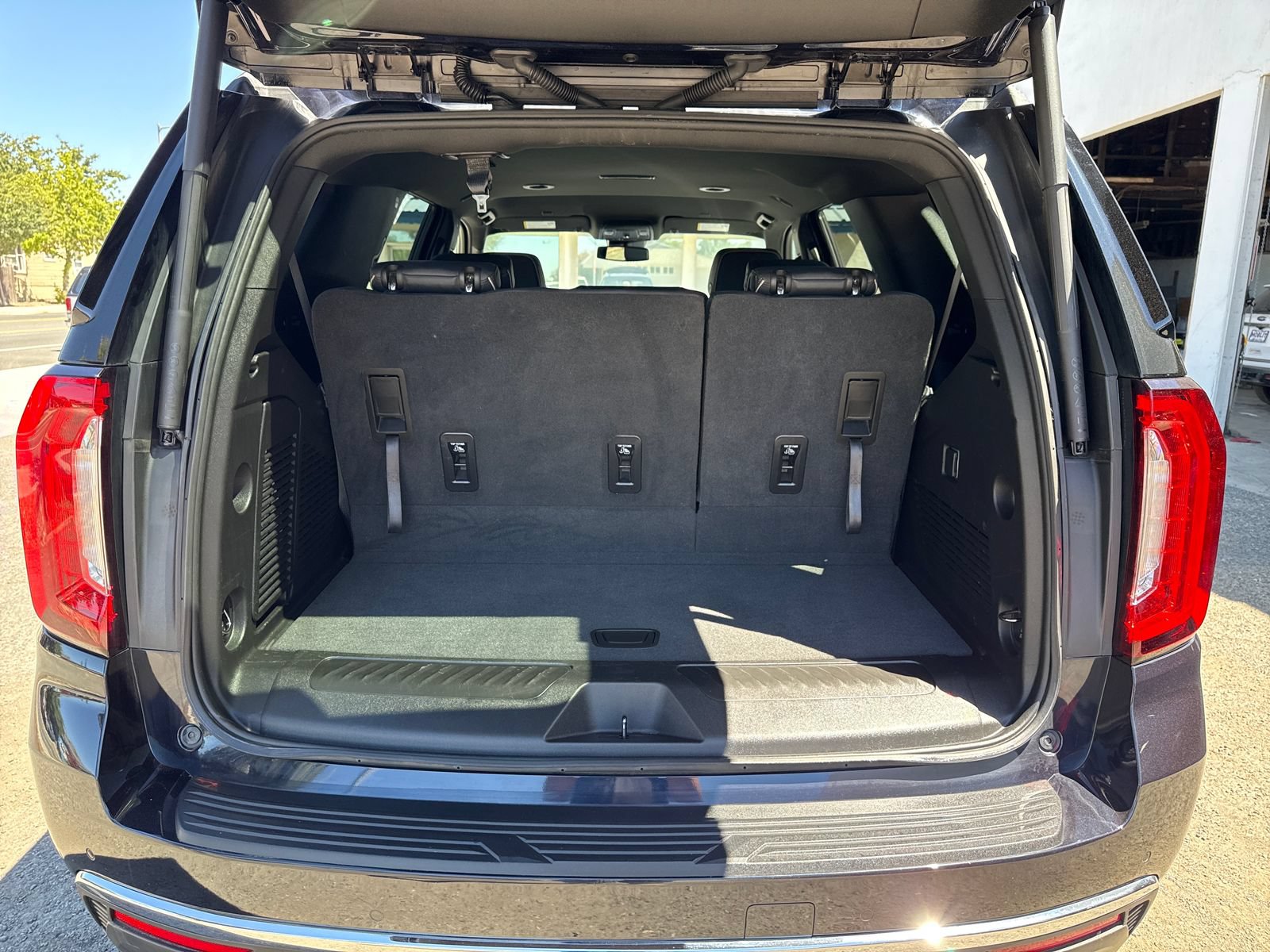 Used 2023 GMC Yukon SLT w/ Max Trailering Package AWD/4WD image 23