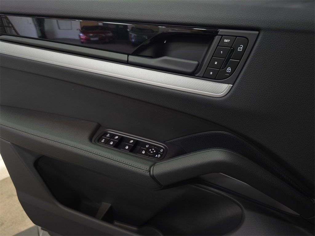 Certified 2025 Porsche Cayenne image 21