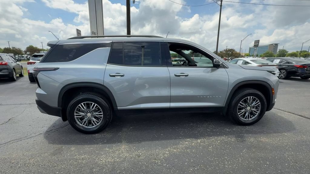 Used 2025 Chevrolet Traverse LT w/ Driver Confidence Package AWD/4WD image 9