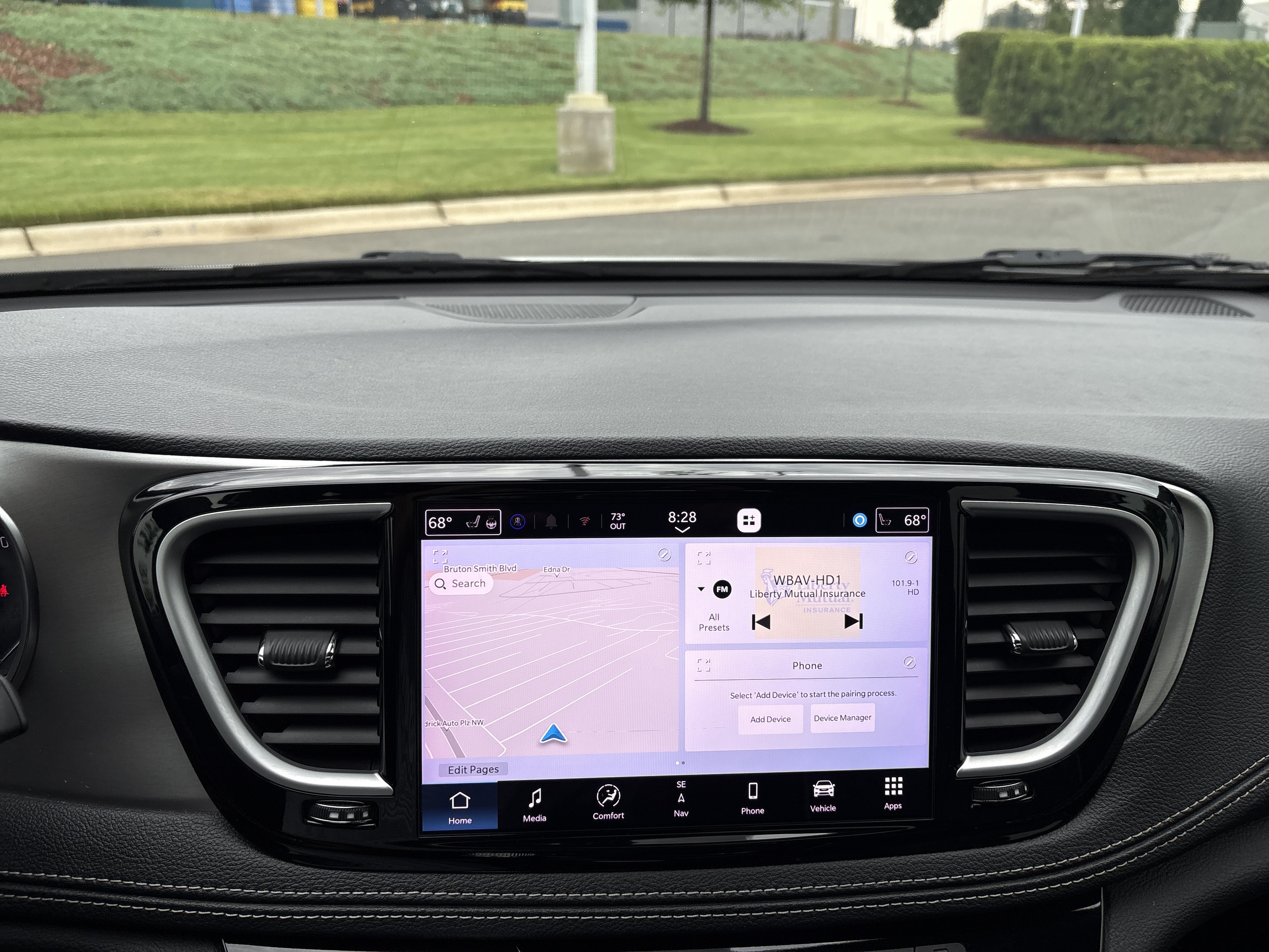 Used 2023 Chrysler Pacifica Limited w/ Uconnect Theater Family Group FWD image 28