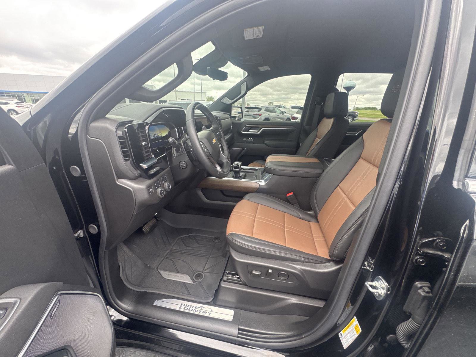 Used 2025 Chevrolet Silverado 1500 High Country AWD/4WD image 7