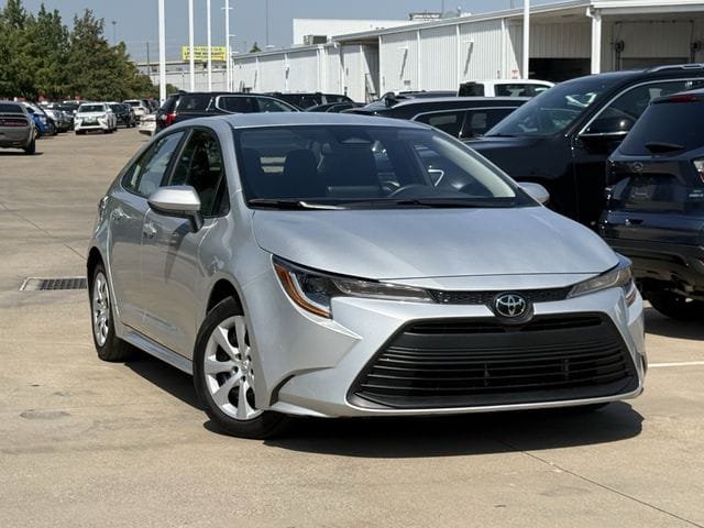 Used 2025 Toyota Corolla LE FWD image 2