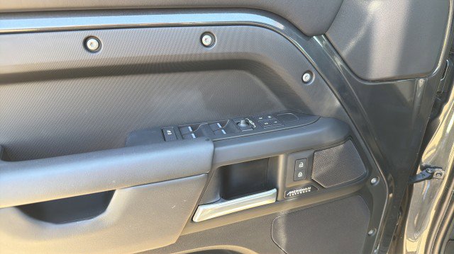 Used 2025 Land Rover Defender 110 X-Dynamic SE image 21