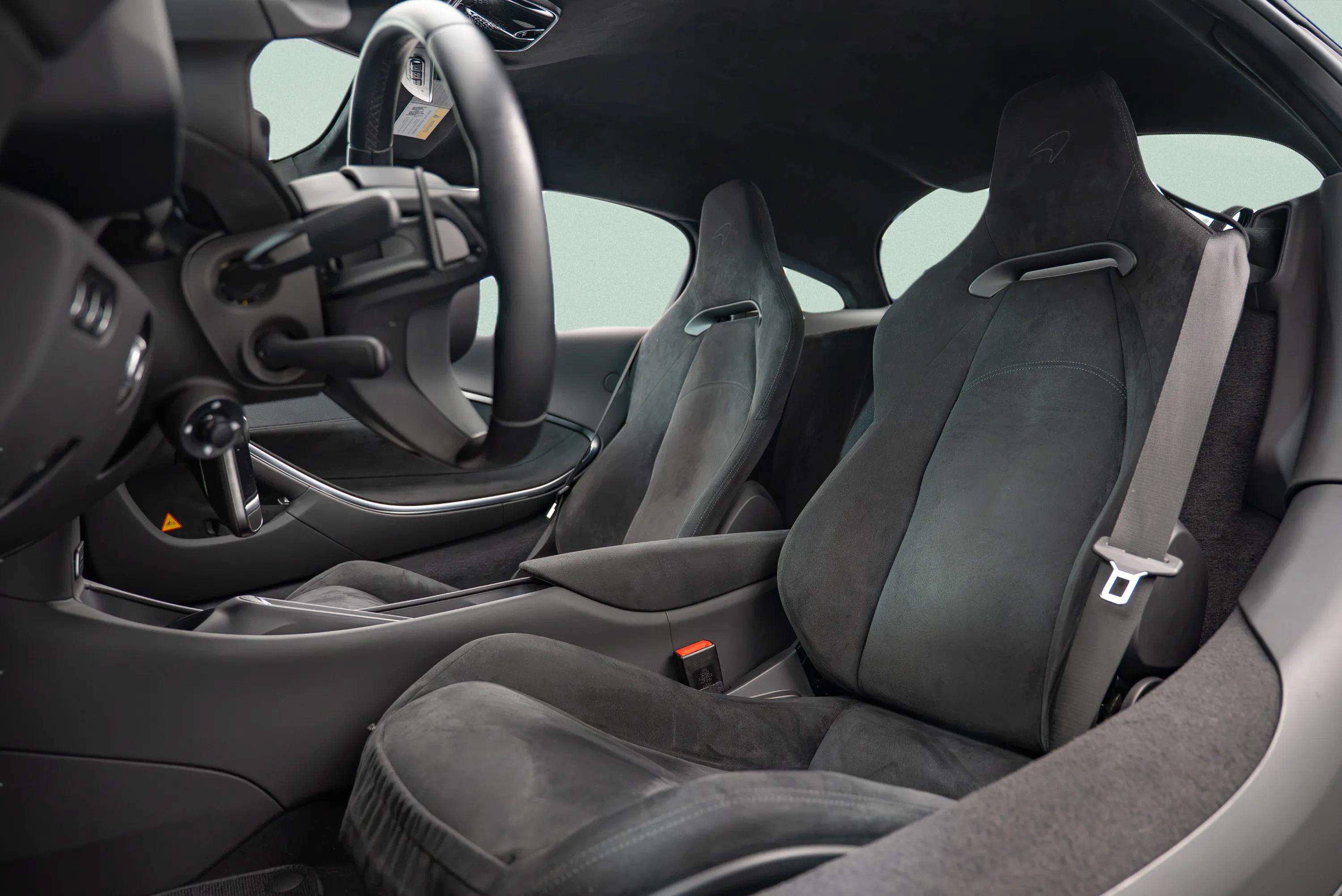Used 2024 McLaren Artura RWD image 25