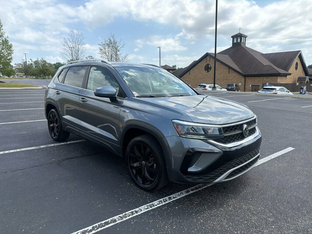 Used 2022 Volkswagen Taos SE w/ Panoramic Sunroof Package image 3