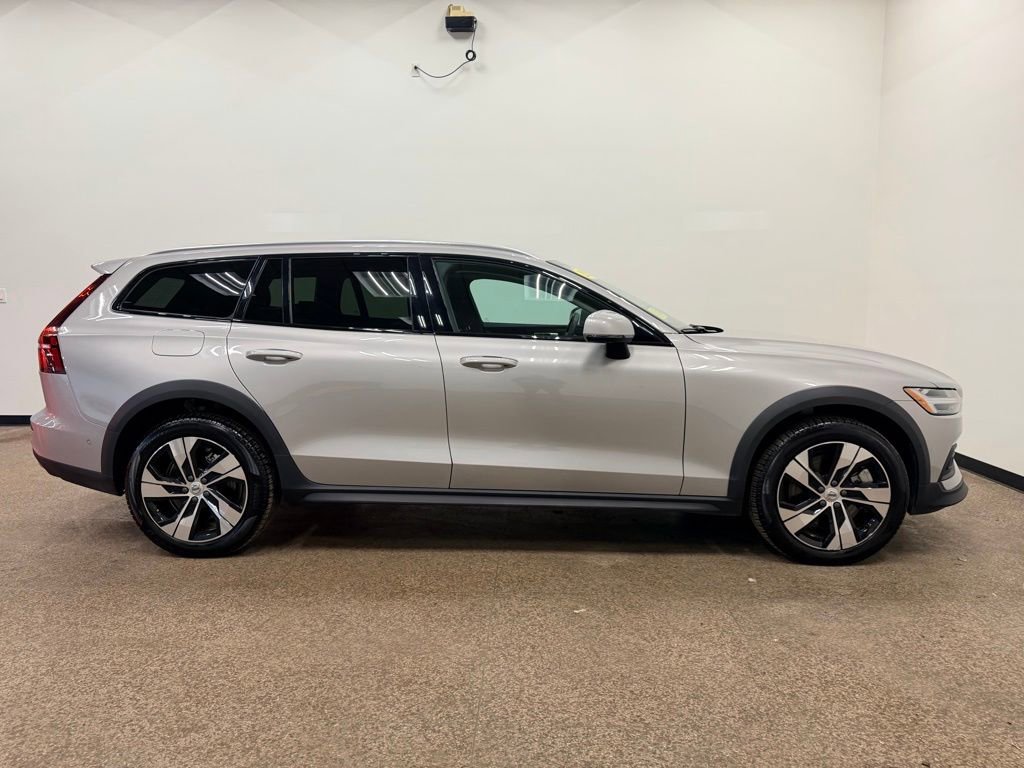 Used 2025 Volvo V60 B5 Cross Country Plus AWD/4WD image 8