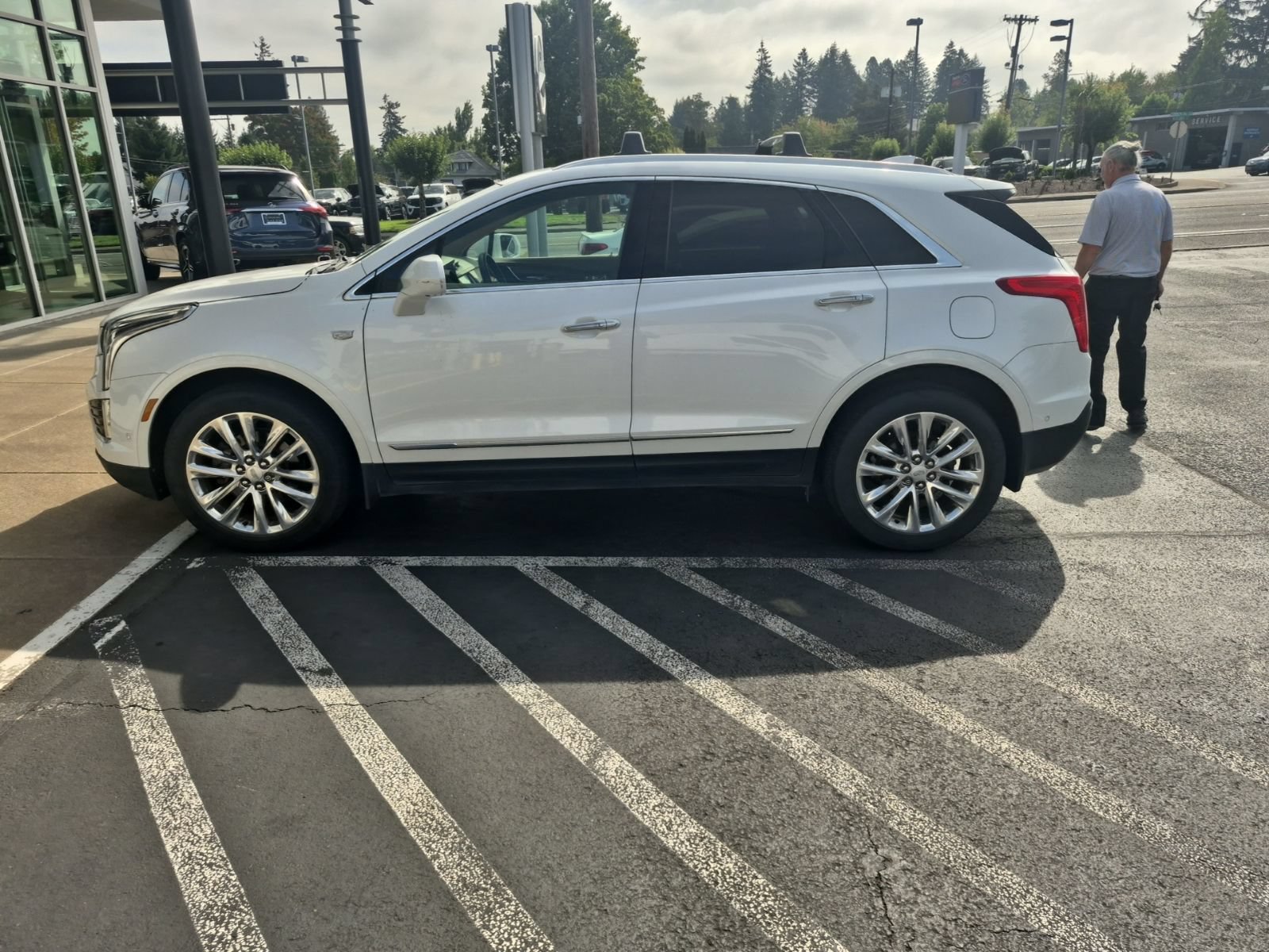 Used 2017 Cadillac XT5 Platinum w/ Driver Assist Package AWD/4WD image 3