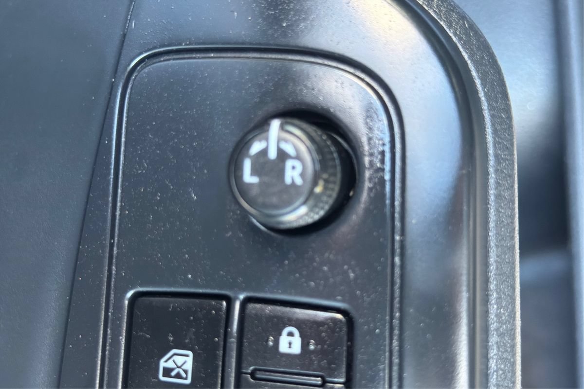 Used 2018 Toyota C-HR XLE FWD image 34