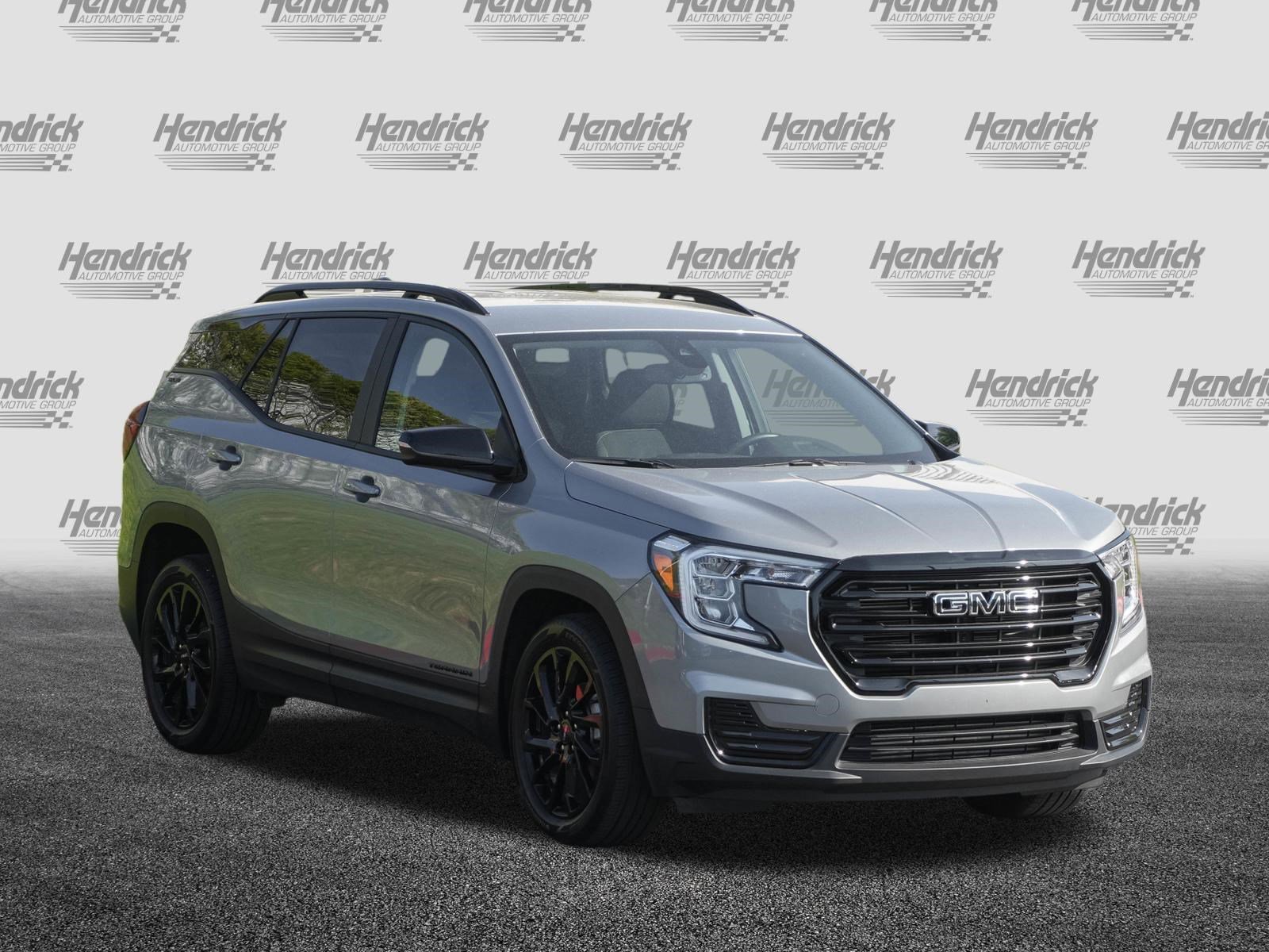 Used 2024 GMC Terrain SLE w/ Driver Convenience Package FWD image 2