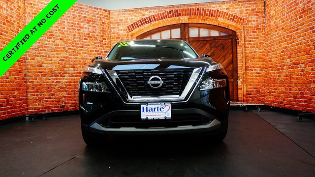 Used 2022 Nissan Rogue SV image 2