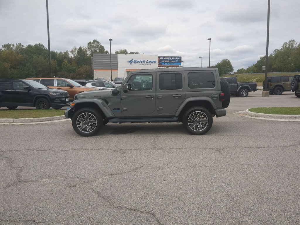 Used 2022 Jeep Wrangler Unlimited Sahara AWD/4WD image 2