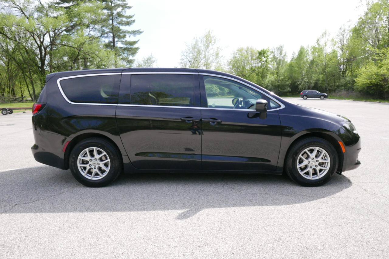 Used 2022 Chrysler Voyager LX FWD image 5