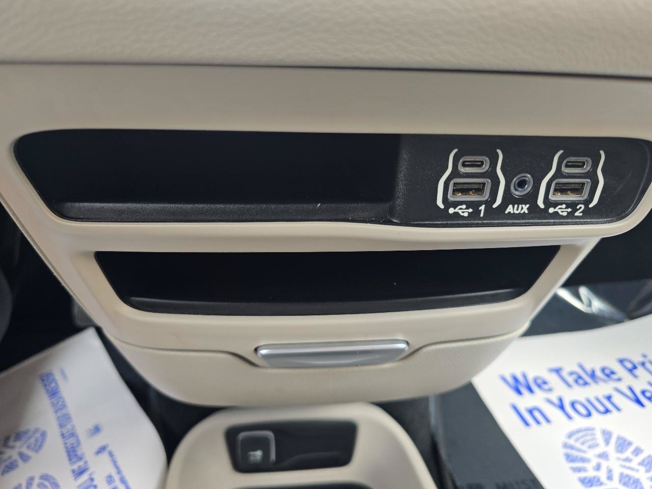 Used 2023 Chrysler Pacifica Touring-L FWD image 32