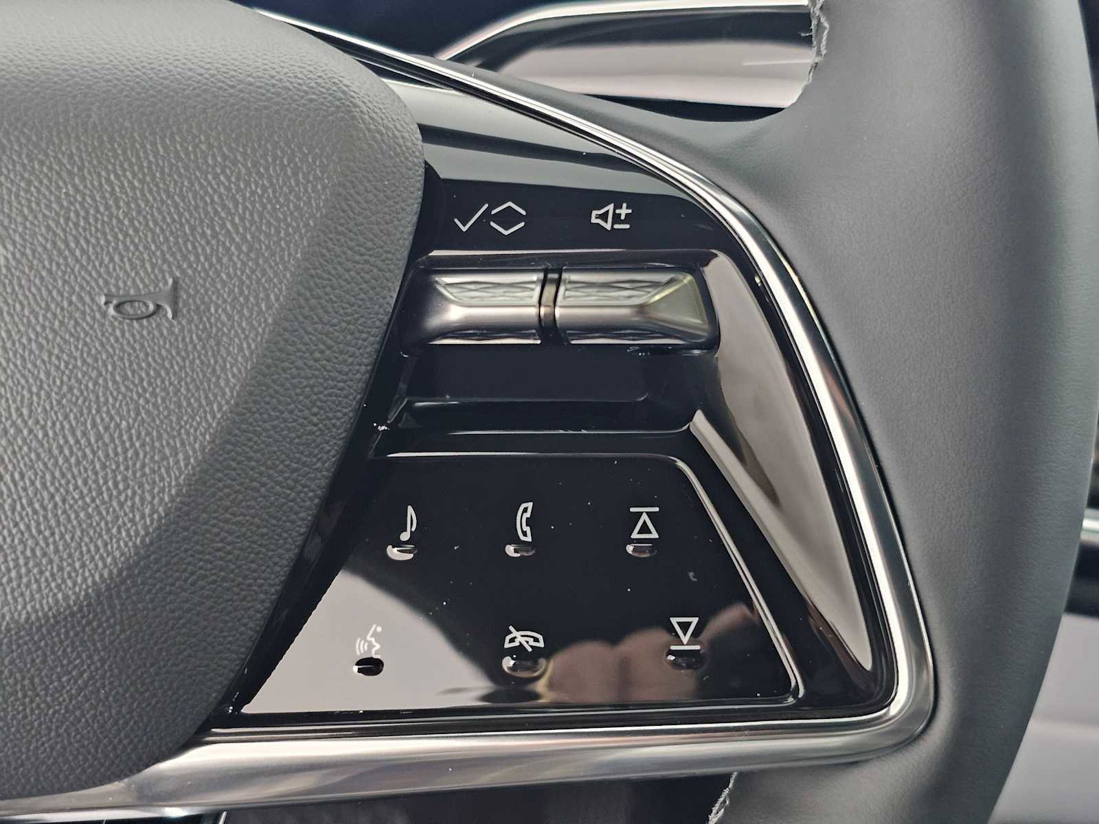 Used 2026 Cadillac Lyriq Luxury w/ LPO, Floor Liner Package RWD image 28