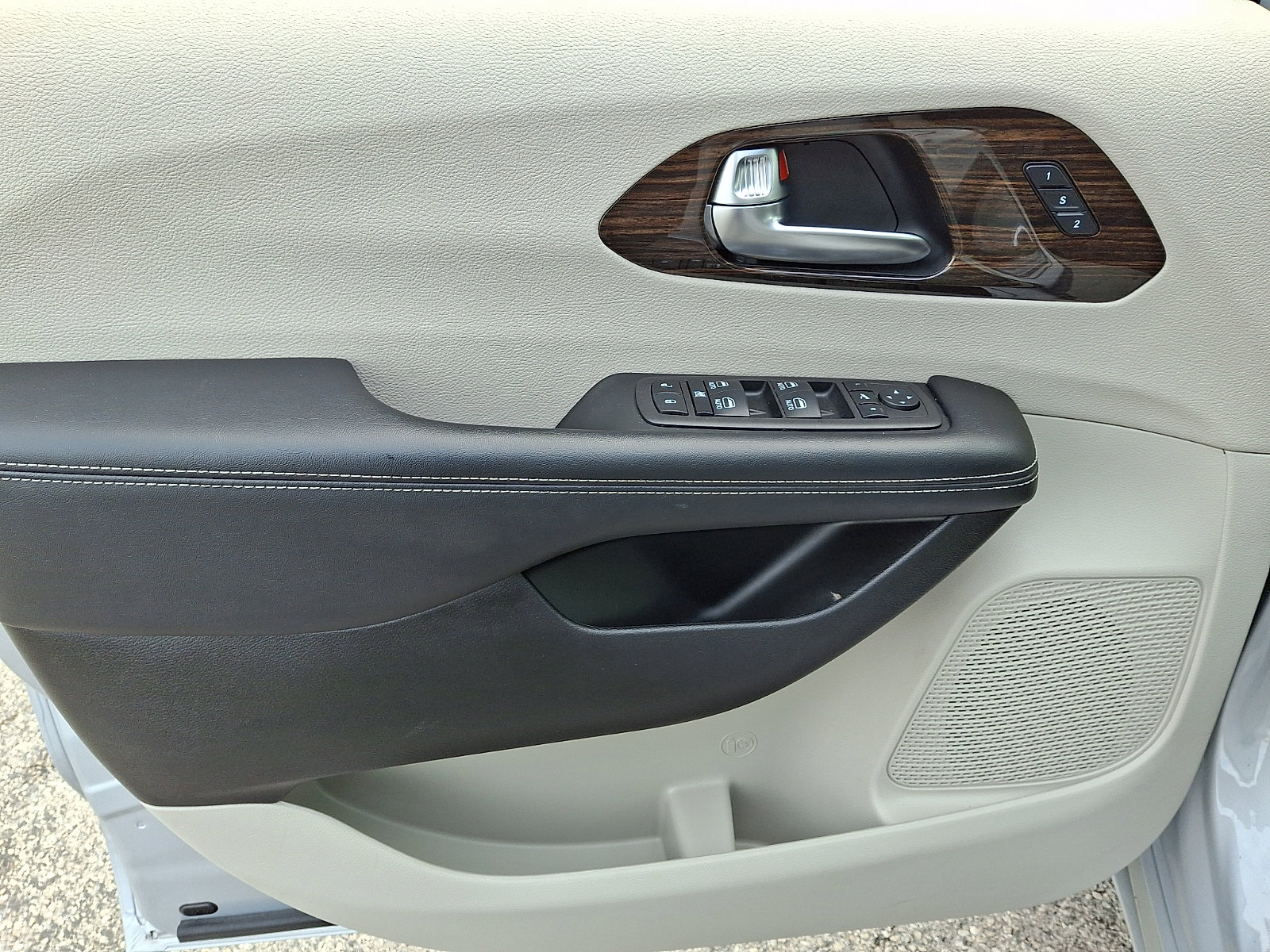 Used 2023 Chrysler Pacifica Limited image 14