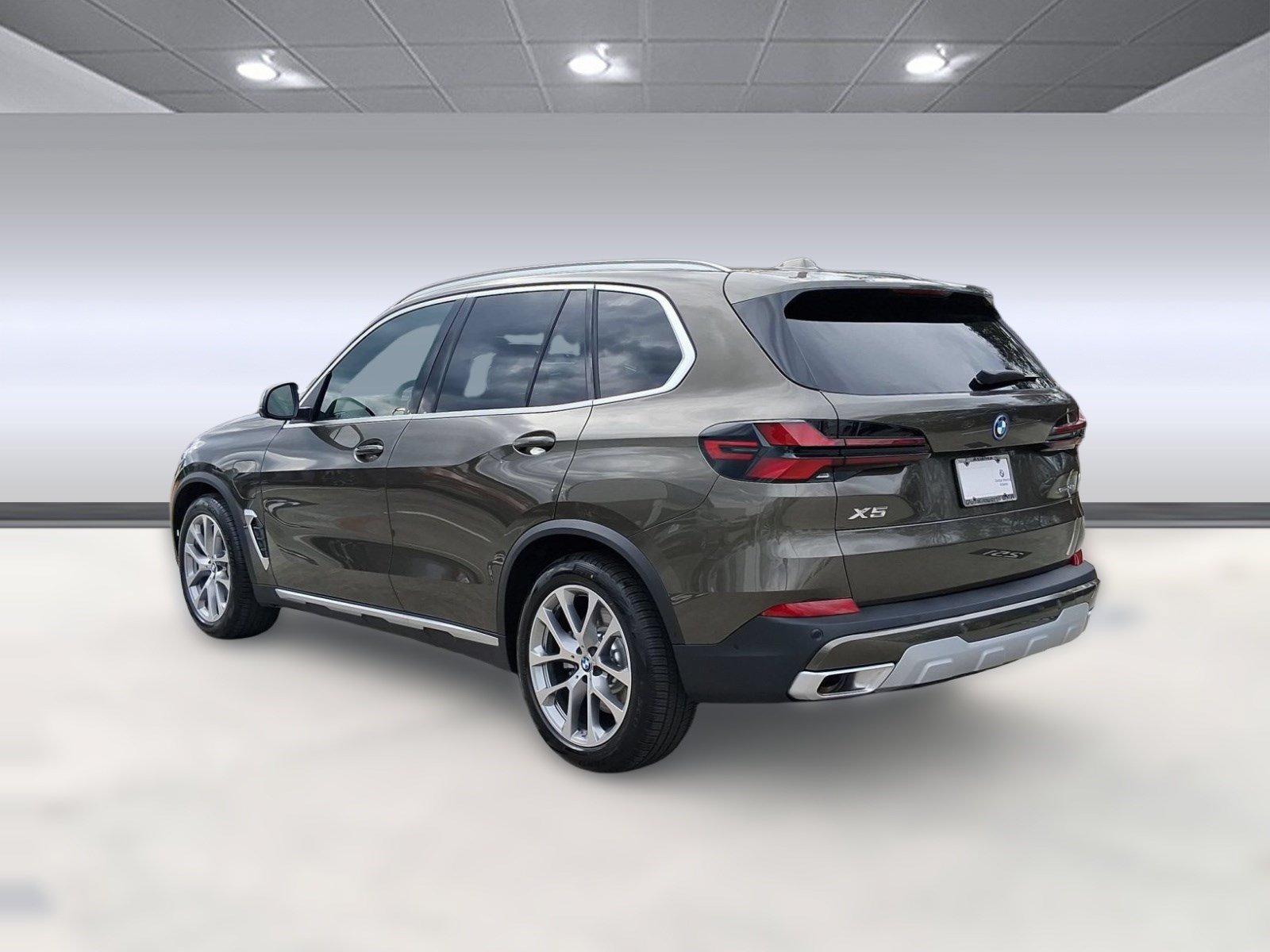 Used 2026 BMW X5 xDrive50e w/ Executive Package AWD/4WD image 3