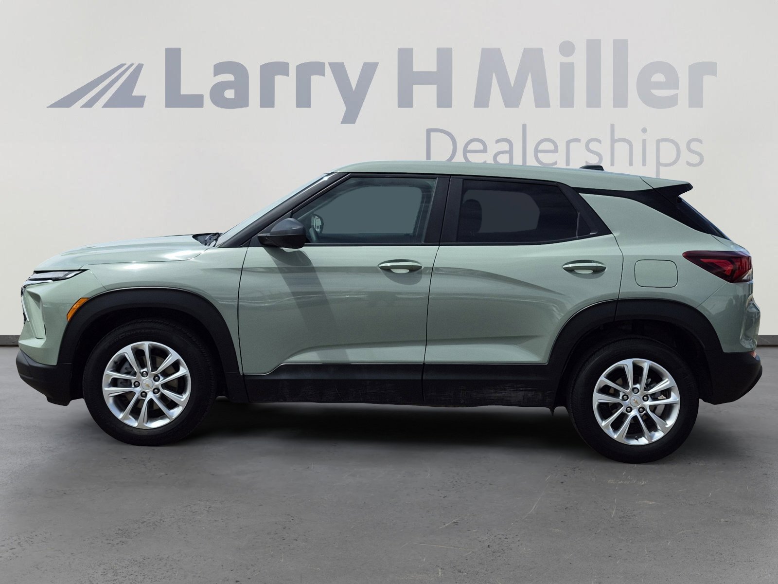 Used 2025 Chevrolet TrailBlazer LS w/ LS Convenience Package FWD image 2