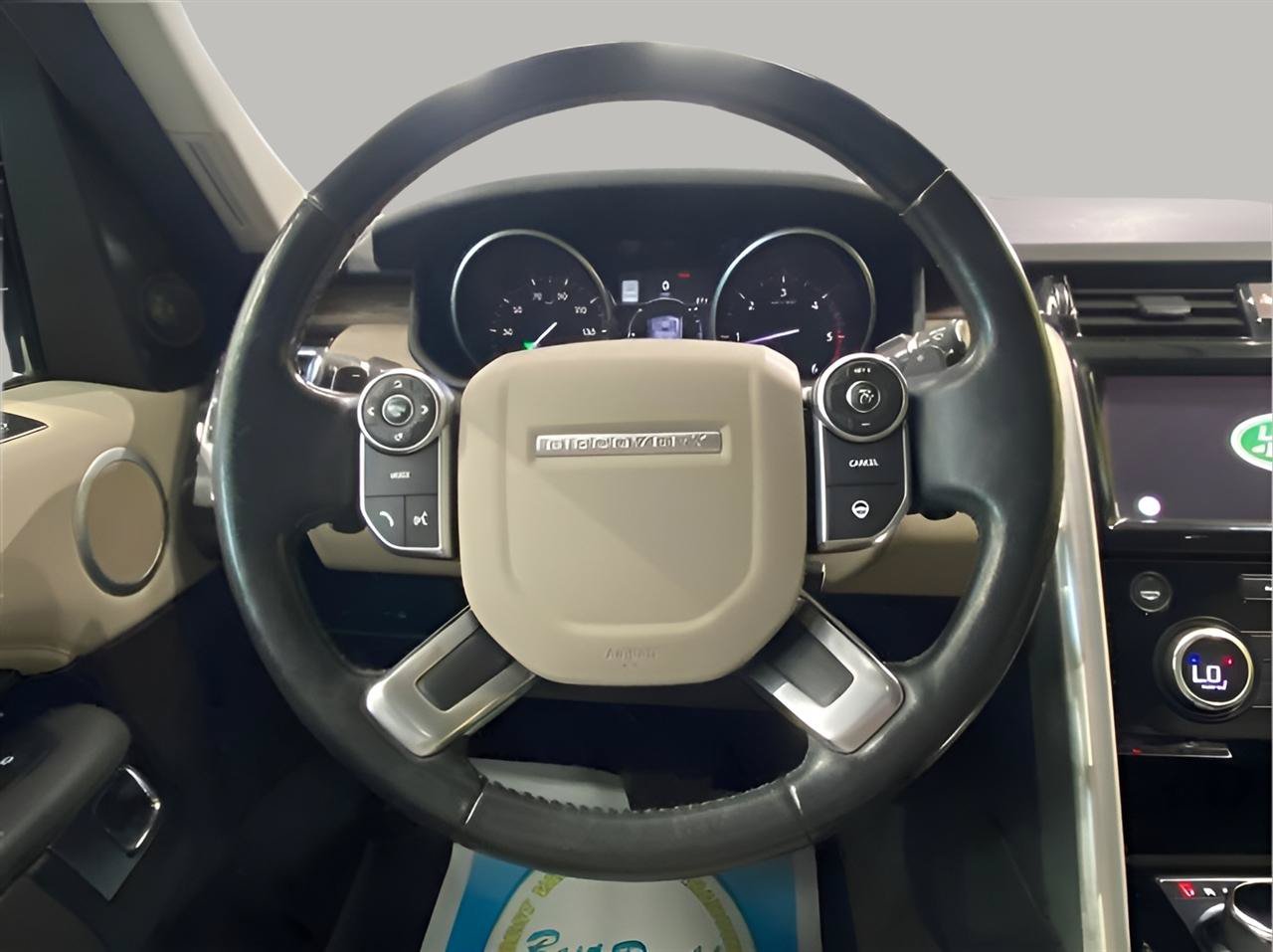 Used 2017 Land Rover Discovery HSE AWD/4WD image 14
